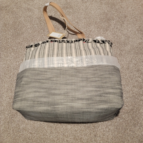 NWT Tote bag With Dust Ruffle - Picture 3 of 7